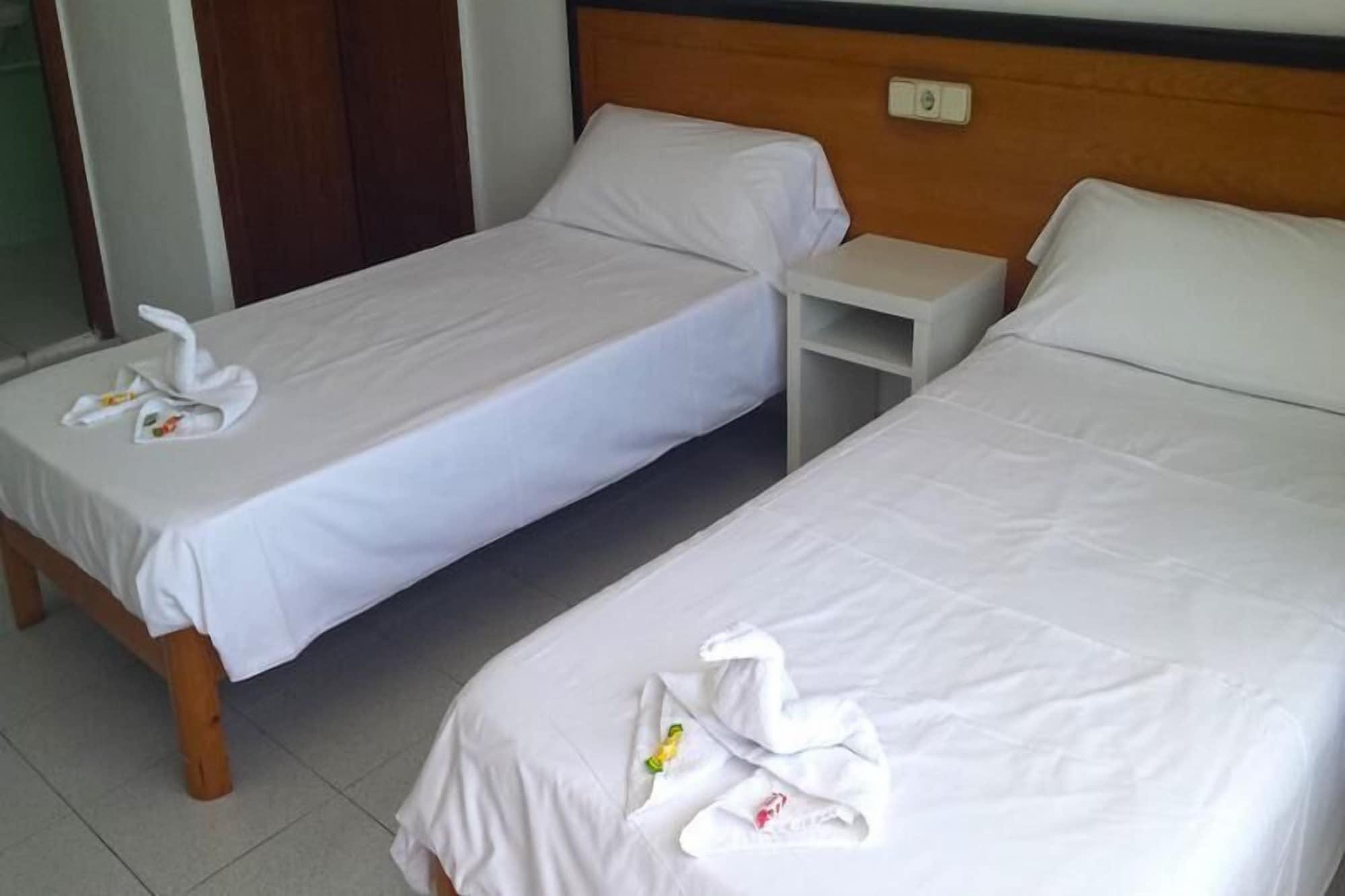 Hostal Port Corona Cala Ratjada  Eksteriør bilde