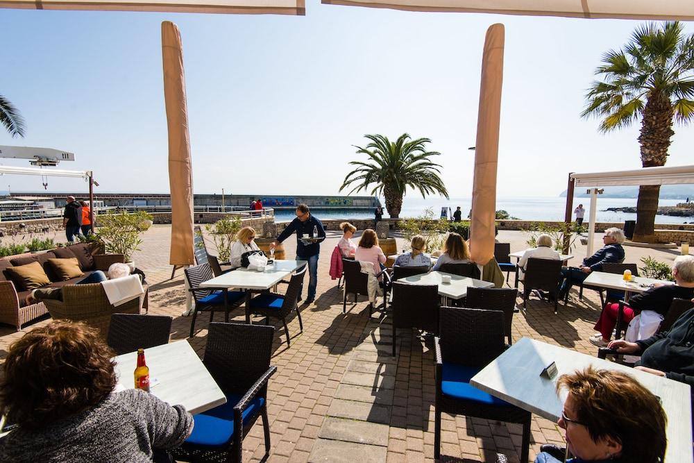 Hostal Port Corona Cala Ratjada  Eksteriør bilde